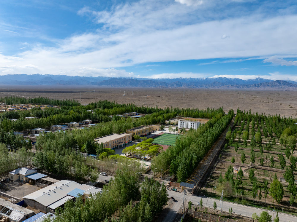 這是4月23日在新疆克州阿圖什市哈拉峻鄉(xiāng)拍攝的謝依特小學(xué)（無人機照片）。