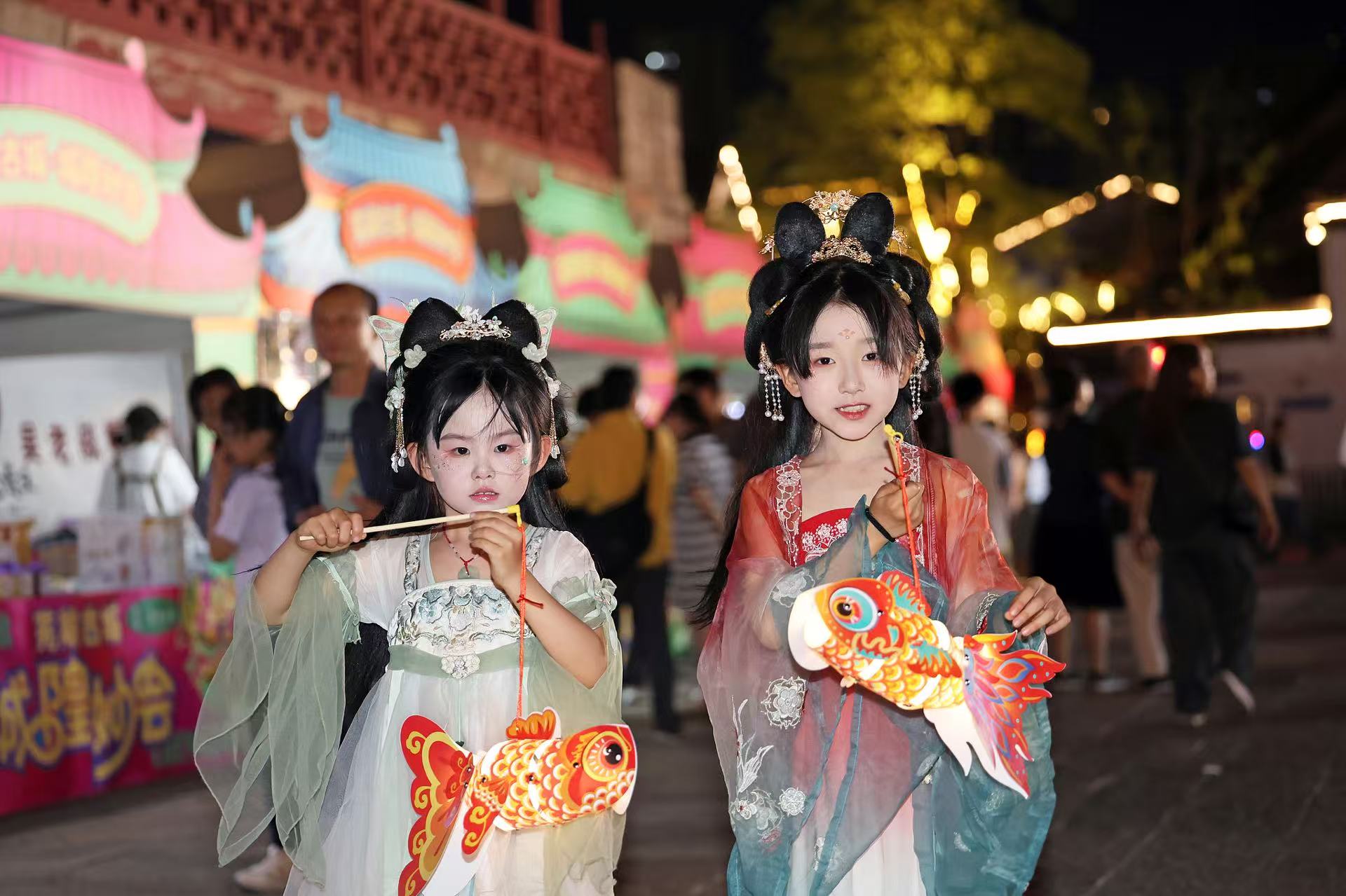 2025年5月2日晚，安徽蕪湖古城，魚燈巡游吸引游人駐足觀看。（圖片來源：視覺中國）