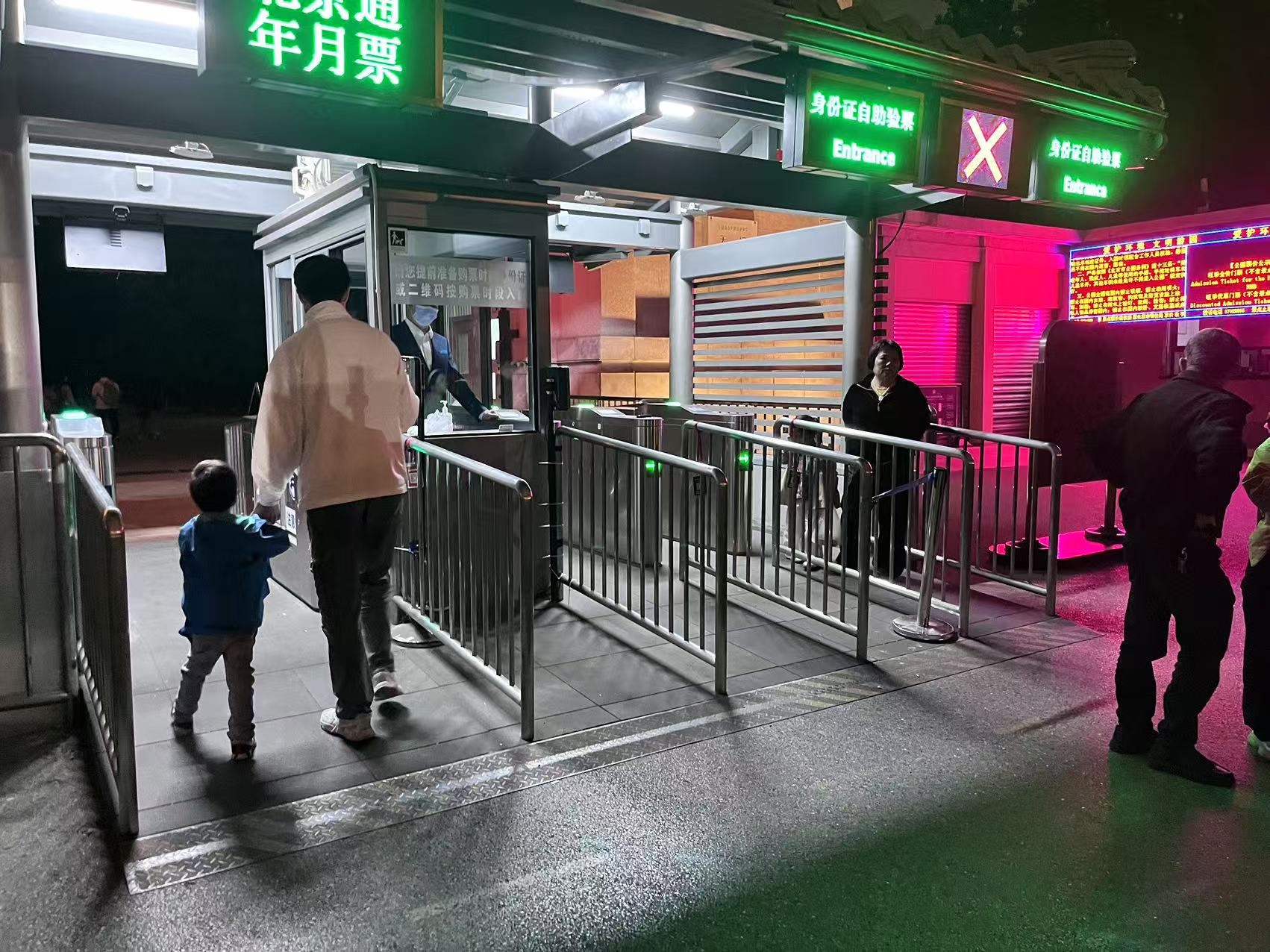 北京天壇公園延長開放時間，游客進(jìn)入游覽。人民網(wǎng)記者 李楠樺攝