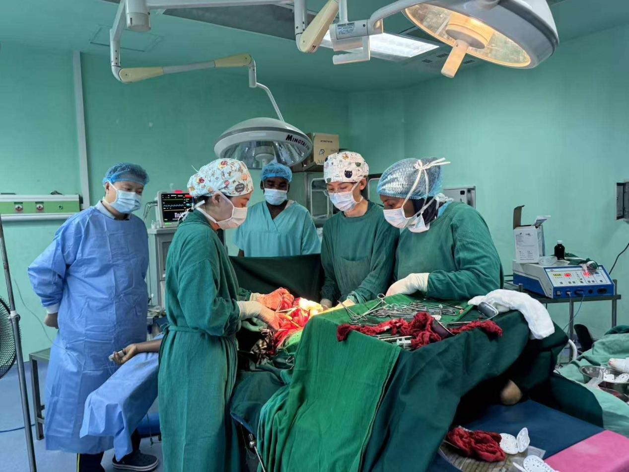 中國醫(yī)療隊(duì)專家與當(dāng)?shù)蒯t(yī)生協(xié)同手術(shù)。中國援桑醫(yī)療隊(duì)供圖