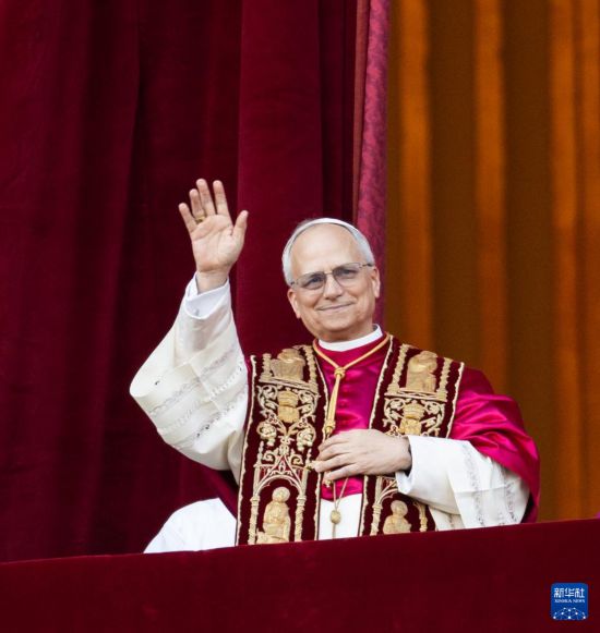 5月8日，在梵蒂岡城，來自美國的樞機(jī)主教羅伯特·普雷沃斯特當(dāng)選新一任天主教羅馬教皇后向民眾致意。新華社記者 李京 攝