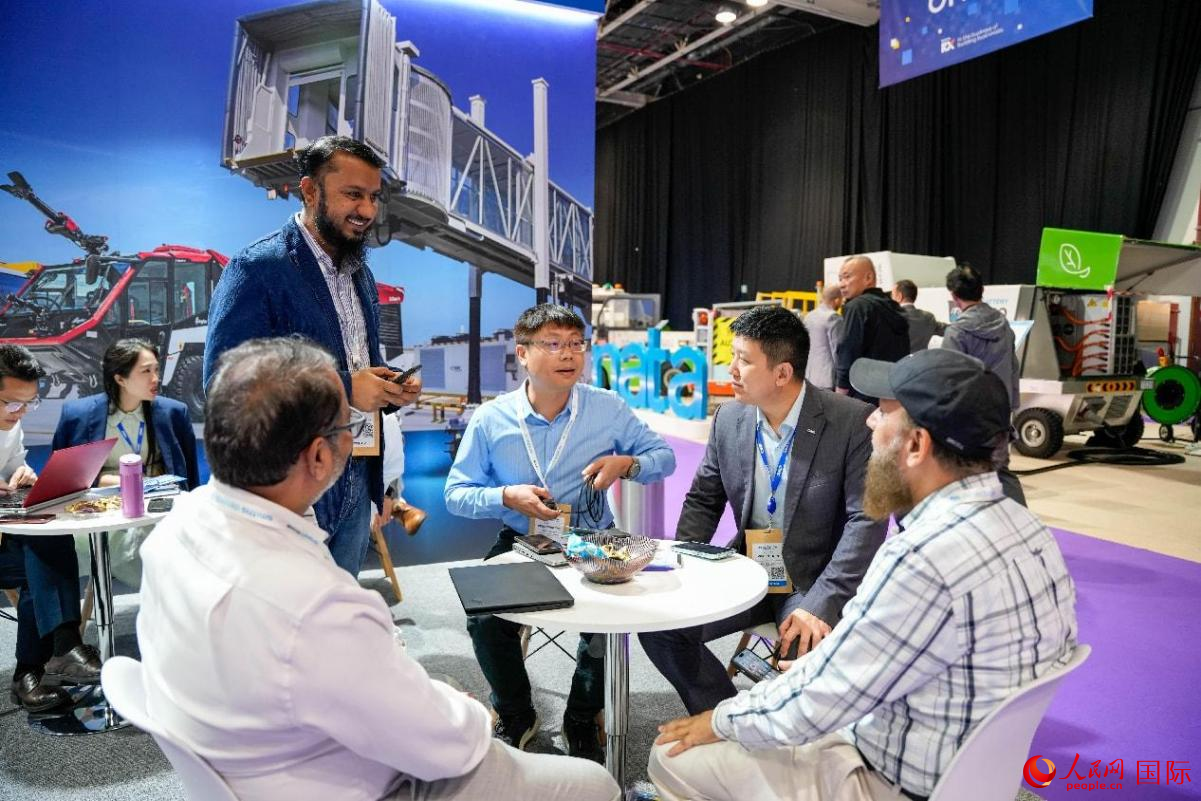 中外商家在交流。人民網(wǎng)塔里克·易卜拉欣攝