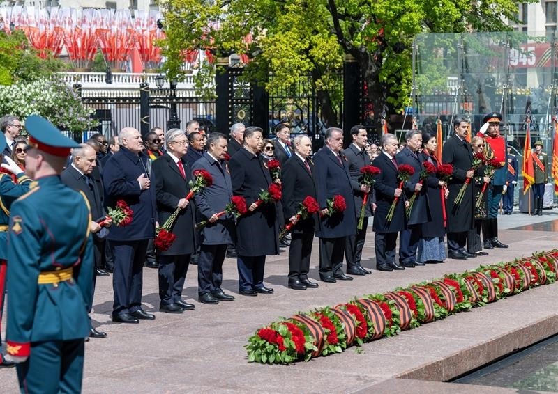 △當(dāng)?shù)貢r(shí)間5月9日，紀(jì)念蘇聯(lián)偉大衛(wèi)國(guó)戰(zhàn)爭(zhēng)勝利80周年慶典結(jié)束后，習(xí)近平主席同其他國(guó)家領(lǐng)導(dǎo)人一起從紅場(chǎng)來(lái)到亞歷山大花園，向無(wú)名烈士墓獻(xiàn)花，并肅立默哀。