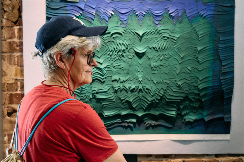 英國嘉賓在倫敦手工周中國館展出作品前駐足。楊浩鵬攝