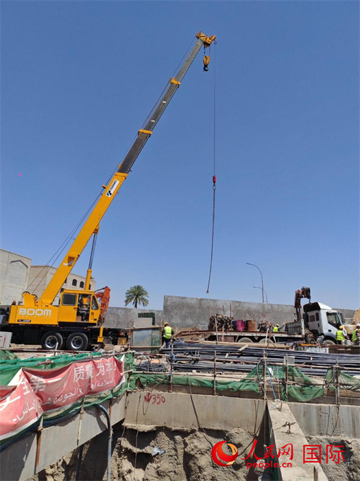 工人在進(jìn)行五號隧道施工。人民網(wǎng)記者管克江攝