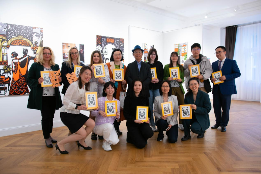 嘉賓合影。圖片由布達佩斯中國文化中心供圖