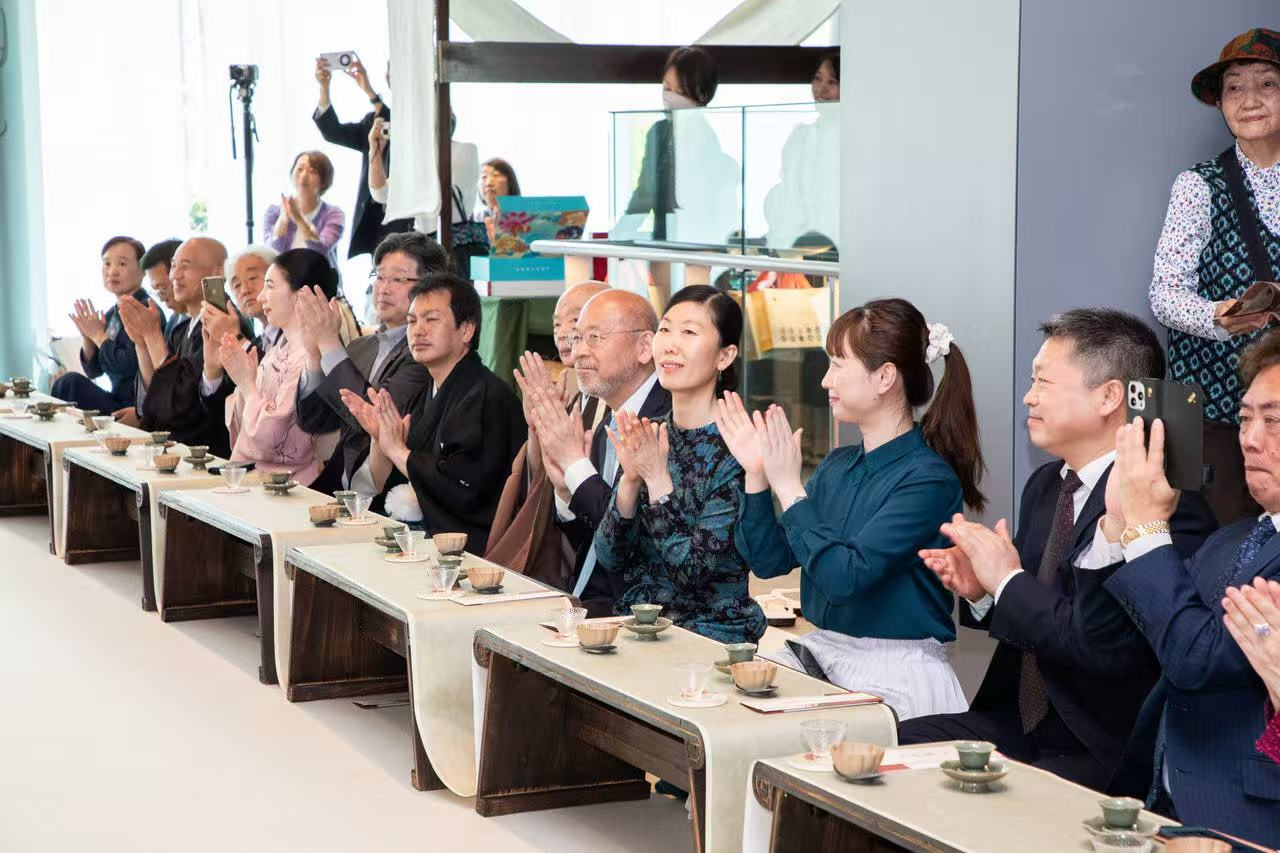 中日兩國文旅界、各茶道流派嘉賓出席開幕式。中國駐大阪旅游辦事處供圖