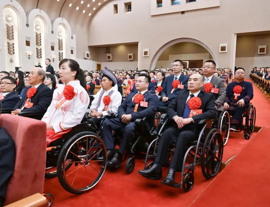 2025年5月16日，第七次全國(guó)自強(qiáng)模范暨助殘先進(jìn)表彰大會(huì)在北京召開(kāi)。大會(huì)表彰了200名“全國(guó)自強(qiáng)模范”、200個(gè)“全國(guó)殘疾人工作先進(jìn)集體”和60名“全國(guó)殘疾人工作先進(jìn)個(gè)人”。