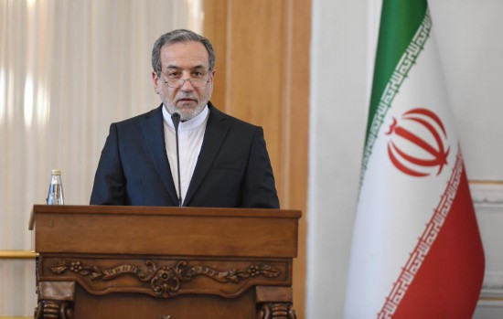 2月25日，在伊朗德黑蘭，伊朗外交部長阿拉格齊出席聯合新聞發(fā)布會。新華社記者沙達提攝