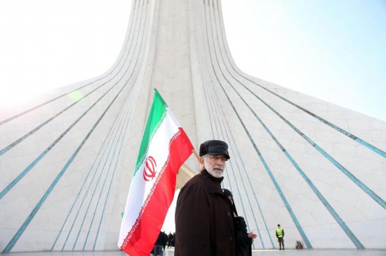 2月10日，在伊朗首都德黑蘭阿扎迪廣場，民眾參加紀念伊朗伊斯蘭革命勝利46周年集會。新華社記者沙達提攝