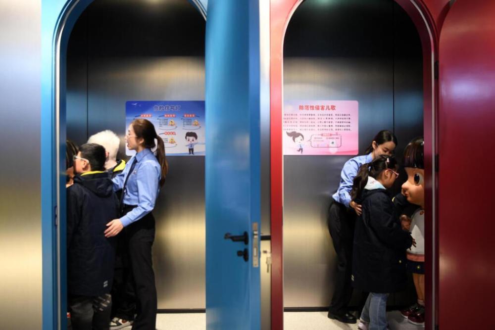 2025年4月2日，殘障兒童在無(wú)障礙青少年法治教育基地體驗(yàn)。