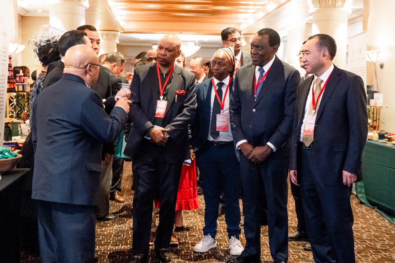 與會嘉賓走訪展臺。南非貴州商會供圖