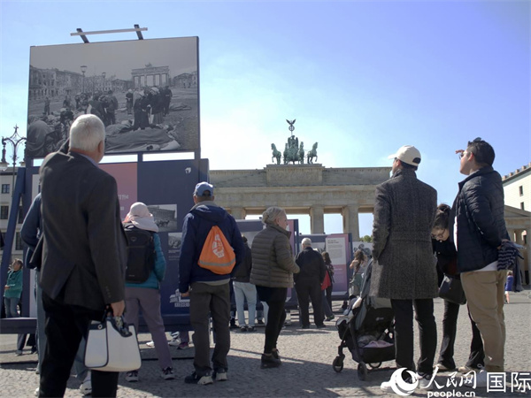 圖為勃蘭登堡門前，市民們?cè)趨⒂^歷史圖片展。人民網(wǎng) 肖晶攝