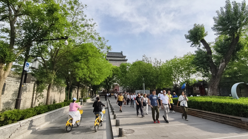 外國游客游覽北京鼓樓。人民網(wǎng)記者 李楠樺攝