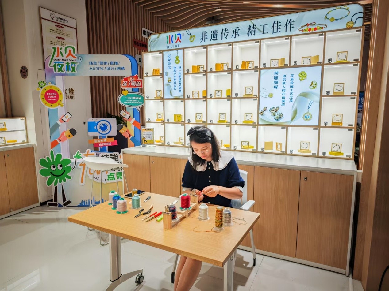 水貝夜校學員正在展示手工編繩過程。人民網 肖聰聰攝