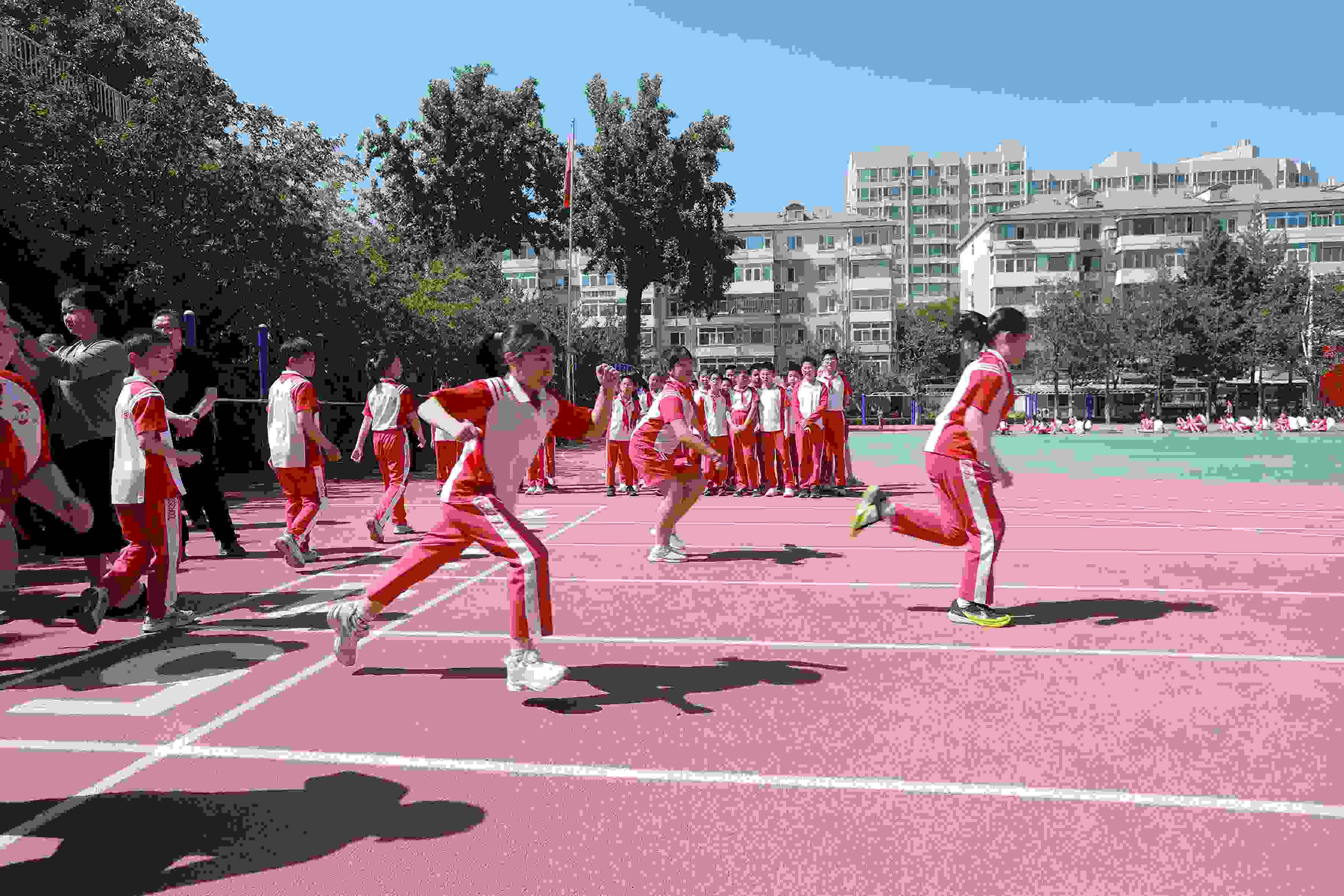 學(xué)生利用人工智能進(jìn)行50米測(cè)試。北京市教委供圖