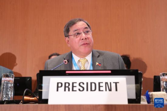 5月20日，在瑞士日內(nèi)瓦，第78屆世界衛(wèi)生大會主席赫爾博薩宣布審議通過“大流行協(xié)定”。新華社記者 杜哲宇 攝