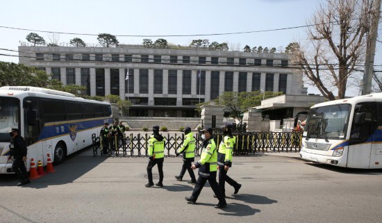 4月3日，在韓國首爾，警察在韓國憲法法院前執(zhí)勤。新華社記者姚琪琳攝