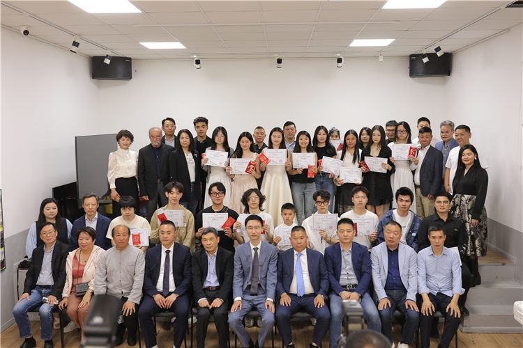 獲獎?wù)吲c主辦方合影。主辦方供圖