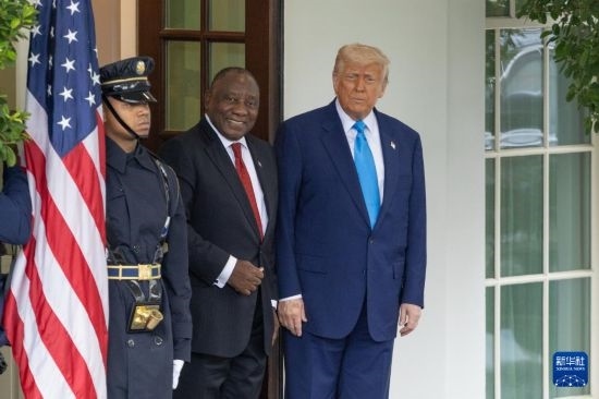 5月21日，美國總統(tǒng)特朗普（右）在華盛頓白宮迎接到訪的南非總統(tǒng)拉馬福薩（中）。新華社記者 胡友松 攝
