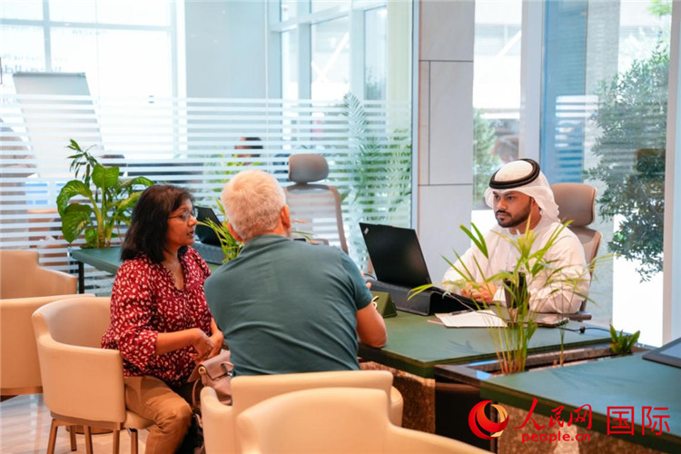 在阿治曼自由區(qū)一站式服務(wù)中心內(nèi)，工作人員為客商辦理業(yè)務(wù)。人民網(wǎng) 塔里克·易卜拉欣攝