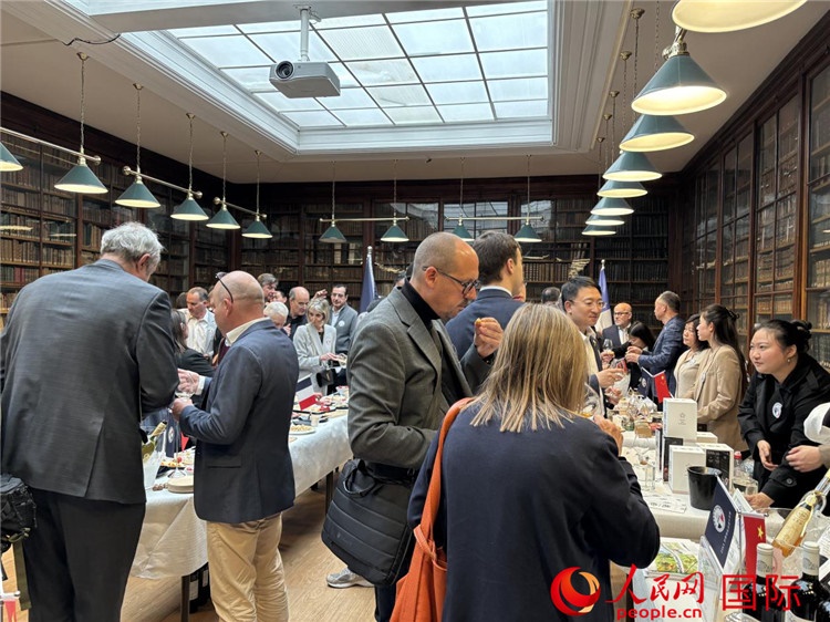 FIWA大獎賽獲獎酒及農(nóng)產(chǎn)品2025專業(yè)展暨中國云南—法國巴黎特色商品推介會現(xiàn)場。人民網(wǎng)記者 于超凡攝