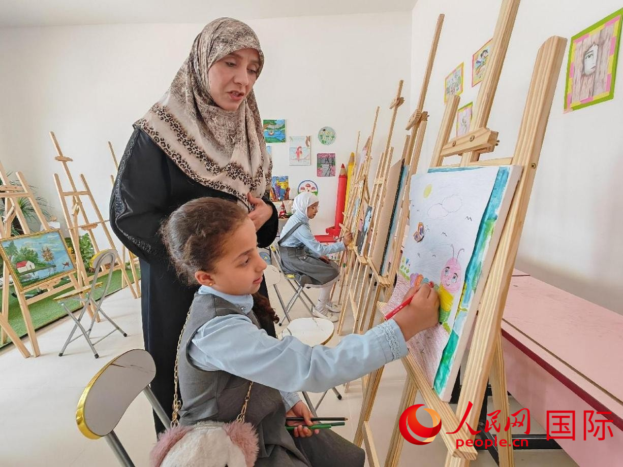 阿爾穆塔?阿里卡特國際學校的學生在美術室上課。人民網(wǎng)記者 管克江攝