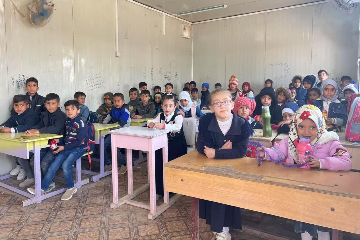 伊拉克卡爾巴拉省學生在簡易板房內上課。中國電建供圖