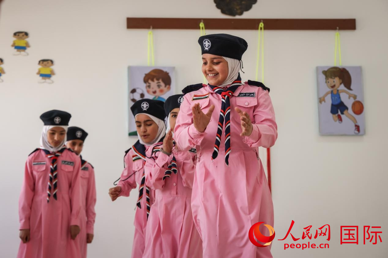 阿爾穆塔?阿里卡特國際學校的學生在展示課間活動。人民網(wǎng)記者 薛丹攝