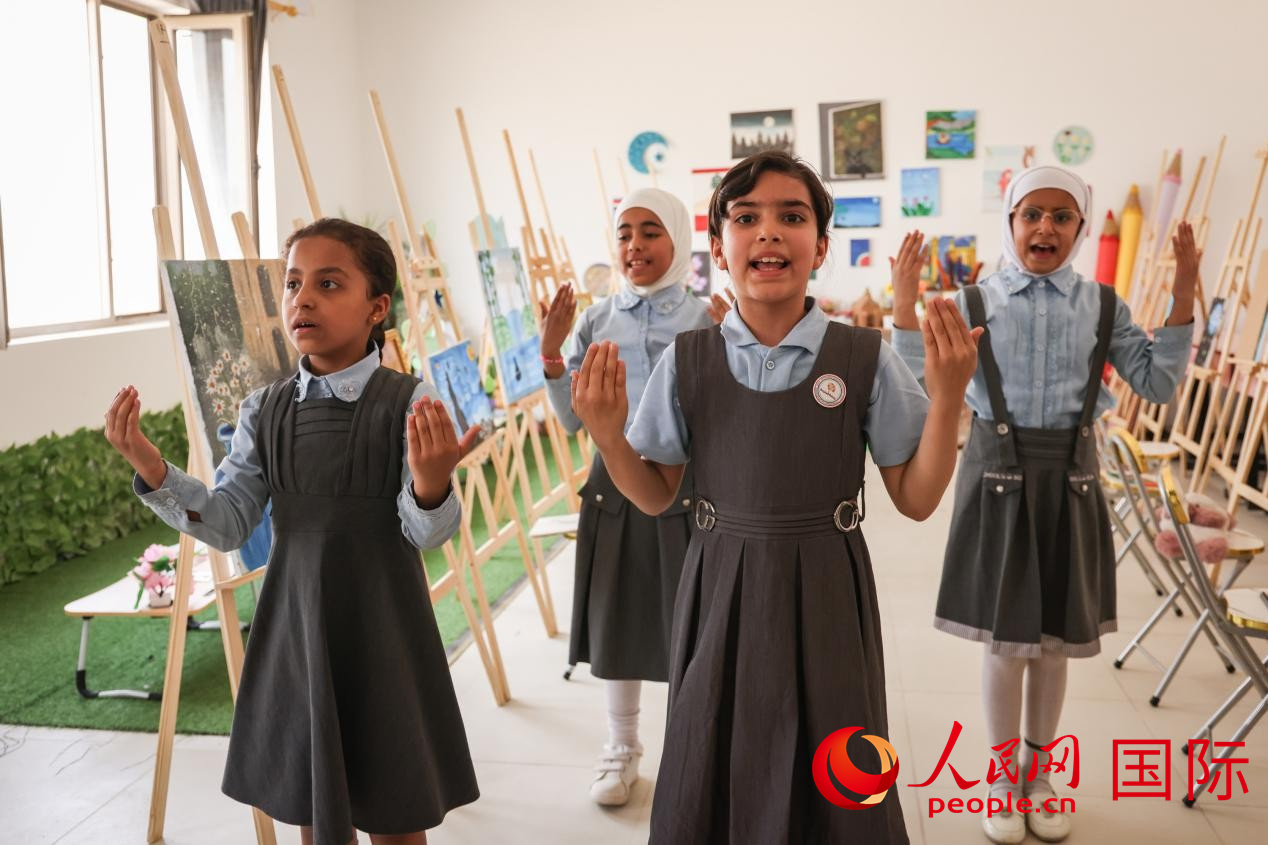 阿爾穆塔?阿里卡特國際學校的學生表演舞蹈。人民網(wǎng)記者 薛丹攝
