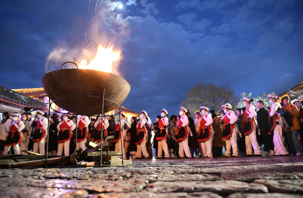 2025年1月11日，游客和居民在麗江古城打跳游玩。（趙慶祖攝）