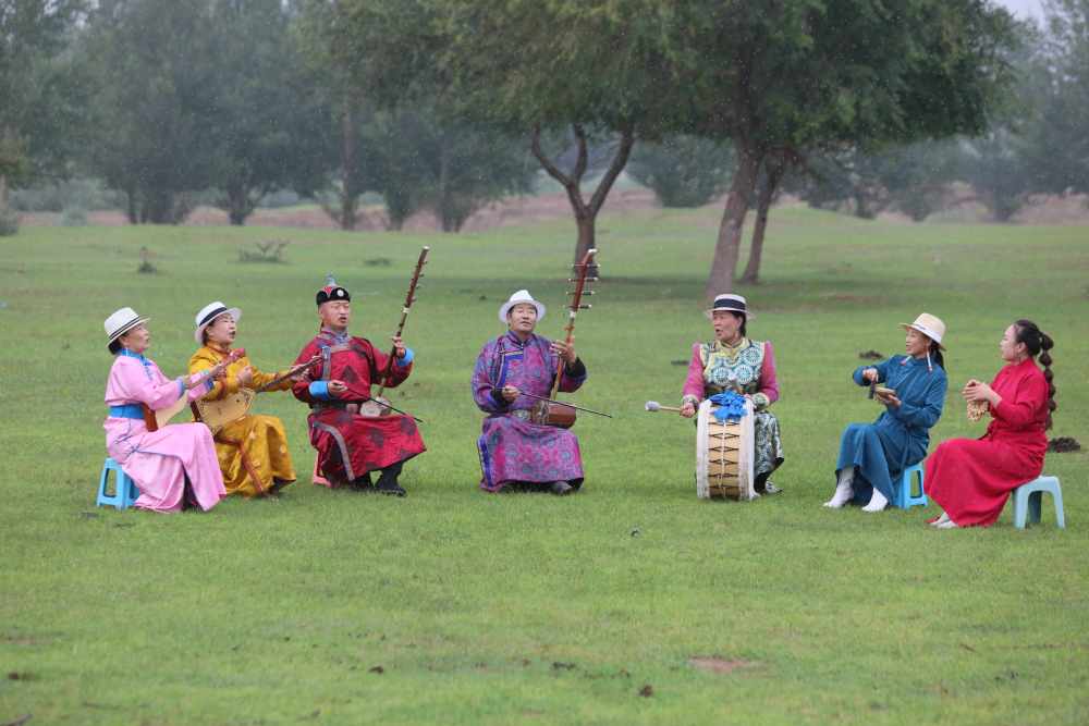 2024年7月16日，《格薩（斯）爾》史詩說唱傳承人在內(nèi)蒙古赤峰市巴林右旗戶外表演。（胡斯楞攝）