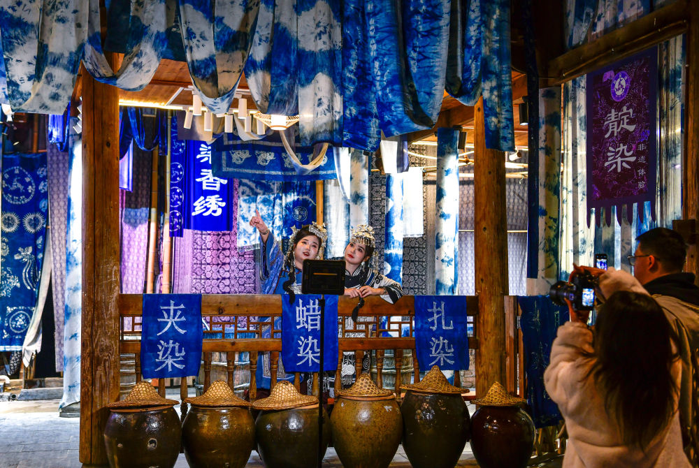 2025年3月17日，游客在貴州省黎平縣肇興侗寨里留影。新華社記者楊文斌 攝