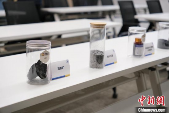 5月20日，浙大高分子科學(xué)與工程學(xué)系內(nèi)擺放著石墨礦等。 曹丹 攝