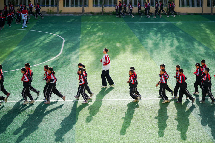 2025年4月24日，在新疆克州阿圖什市哈拉峻鄉(xiāng)謝依特小學(xué)，支教教師帶領(lǐng)學(xué)生晨跑。新華社記者 徐宏巖 攝