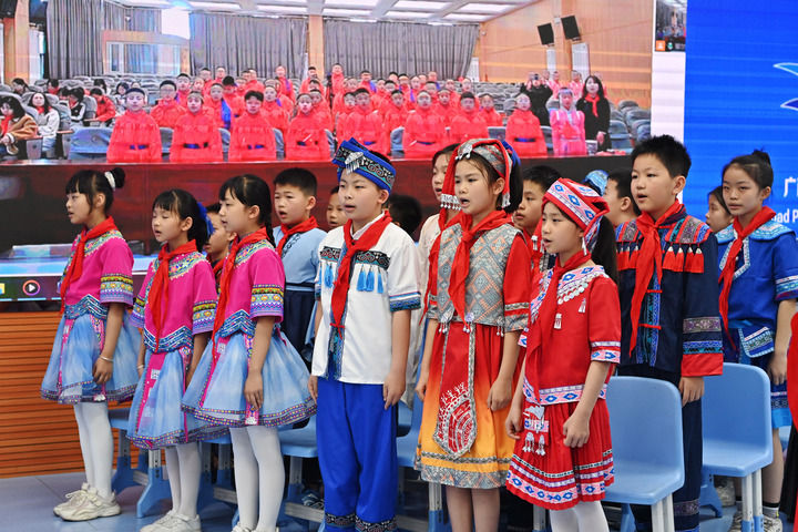 2025年3月28日，在“壯蒙一家親 共筑中國夢”手拉手主題云隊(duì)會上，廣西南寧市濱湖路小學(xué)四（1）中隊(duì)隊(duì)員通過網(wǎng)絡(luò)和內(nèi)蒙古鄂爾多斯東勝區(qū)第十二小學(xué)四（9）中隊(duì)隊(duì)員一起唱《中國少年先鋒隊(duì)隊(duì)歌》。新華社記者 周華 攝