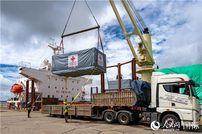 5月25日，當(dāng)?shù)毓と嗽诟劭趶呢涊喩闲遁d援緬第十五批緊急人道主義地震救災(zāi)物資。人民網(wǎng)記者謝佳君攝