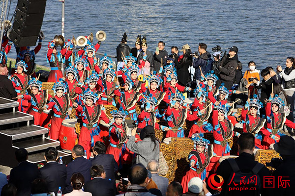 龍舟賽開(kāi)幕式上，《楊家將戰(zhàn)鼓》演奏引爆全場(chǎng)。人民網(wǎng) 依琳攝