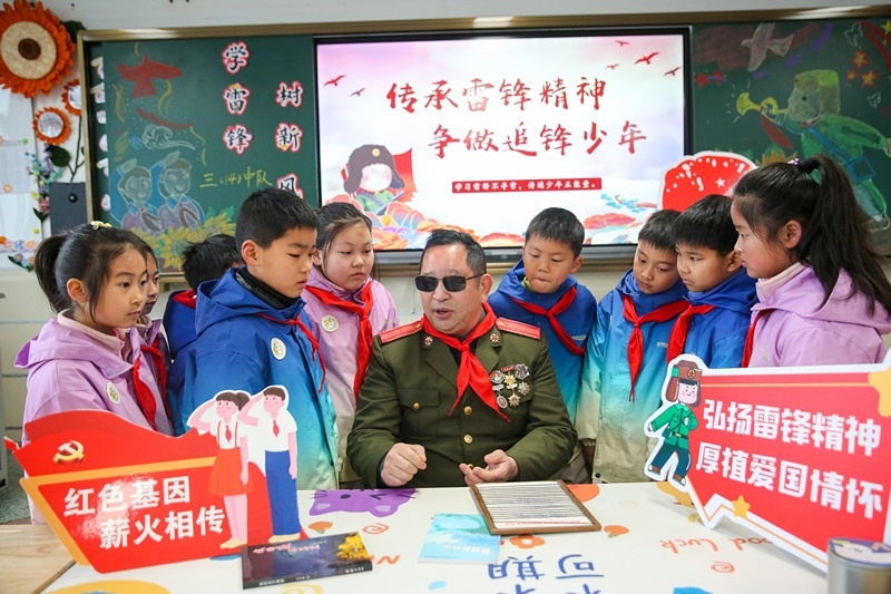 2025年3月3日，江蘇南通如皋市安定小學(xué)里，傷殘軍人許波銀在思政小課堂上向?qū)W生講述雷鋒故事。