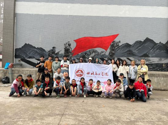 “行動中的課堂：探尋茶馬古道紅色印記”工作坊與當(dāng)?shù)匦W(xué)生共同創(chuàng)作主題壁畫。