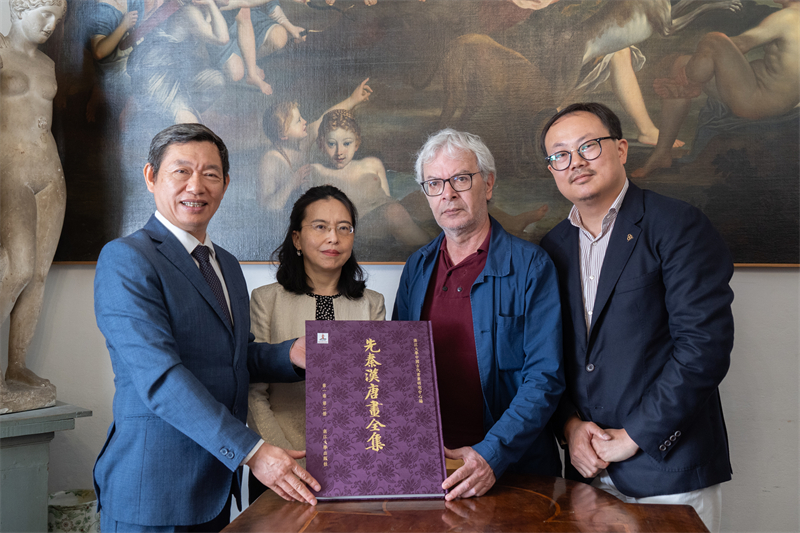 圖片說明:捐贈儀式現(xiàn)場。 張錫琪攝