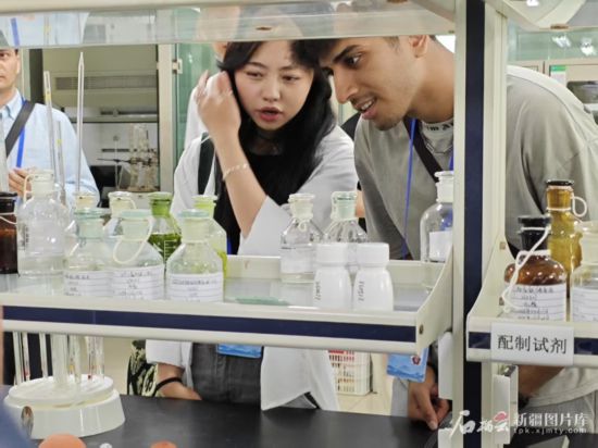 5月26日，2025上合組織國(guó)家媒體合作論壇嘉賓參觀新奇康藥業(yè)股份有限公司實(shí)驗(yàn)室。石榴云/新疆日?qǐng)?bào)記者 宋海波攝