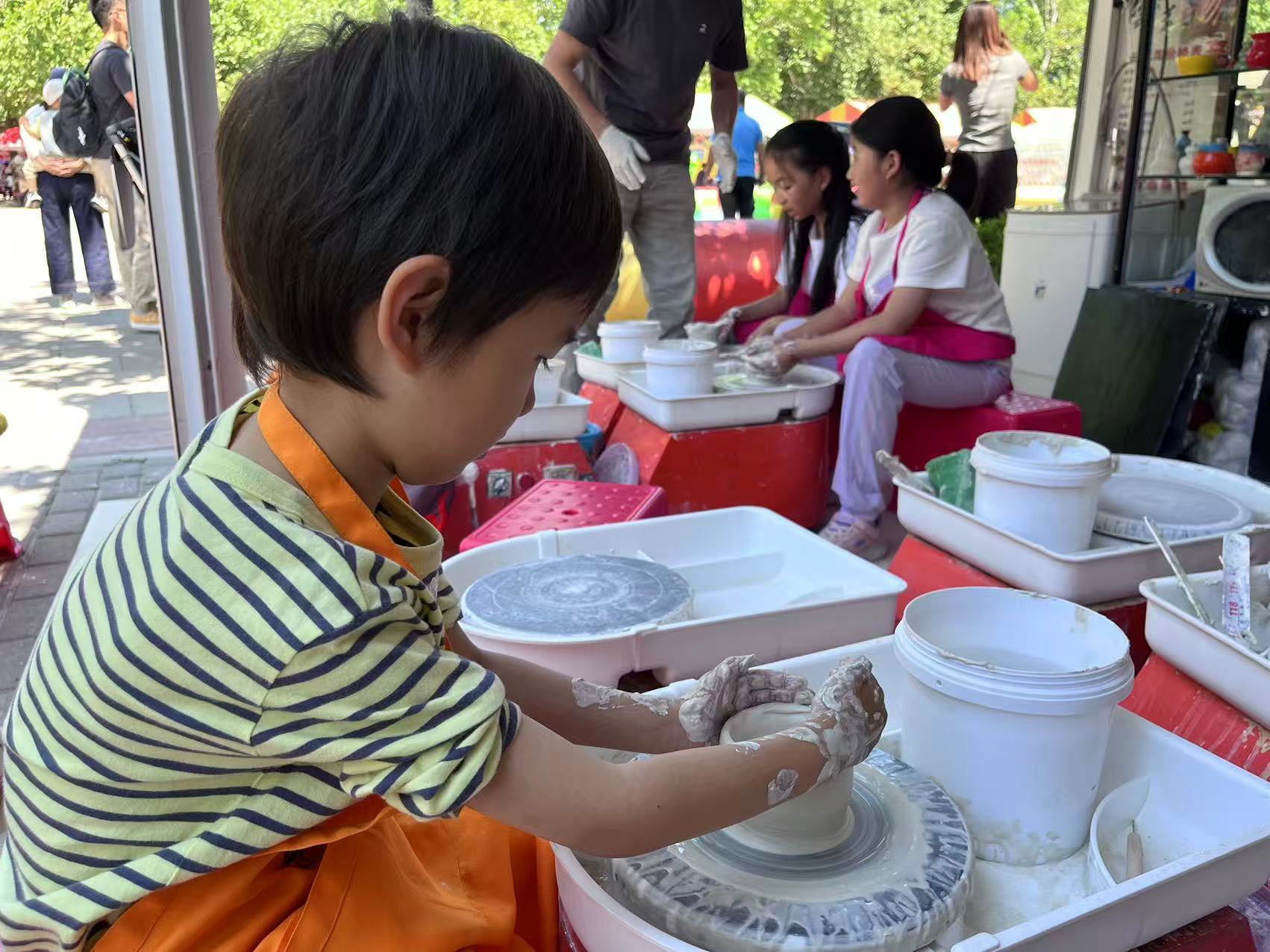 “小”游客在體驗(yàn)陶藝制作。人民網(wǎng)記者 李楠樺攝