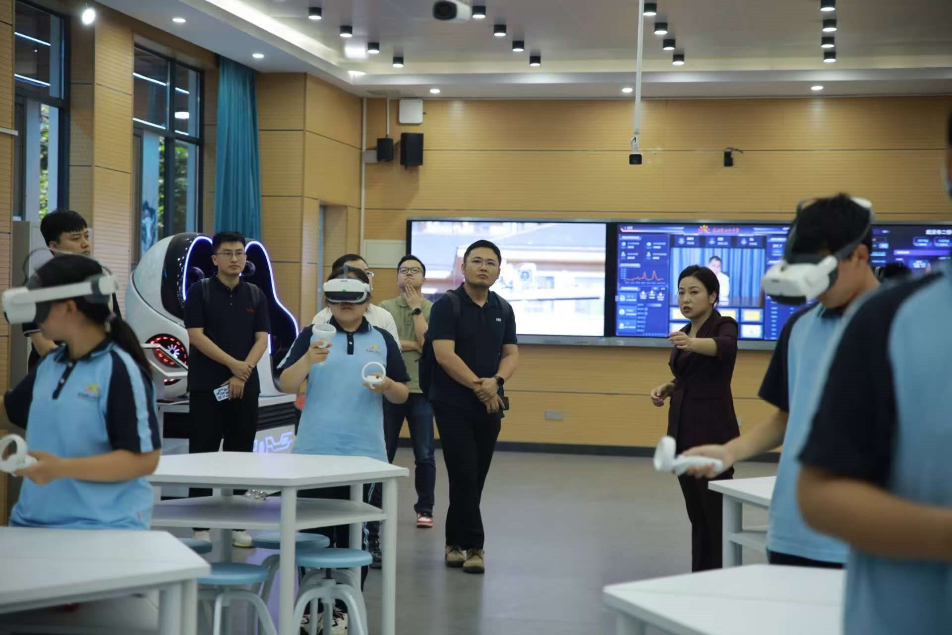 二橋中學(xué)學(xué)生在應(yīng)用VR設(shè)備學(xué)習(xí)。主辦方供圖