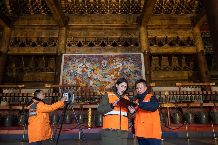 北京市測繪設(shè)計(jì)研究院團(tuán)隊(duì)在太廟測繪（2023年2月19日攝）。2020年9月起，北京市測繪設(shè)計(jì)研究院的技術(shù)團(tuán)隊(duì)開展了北京中軸線遺產(chǎn)點(diǎn)實(shí)地測繪，從文物保護(hù)、環(huán)境整治、文物騰退等方面為北京中軸線申遺提供空間數(shù)據(jù)底板。