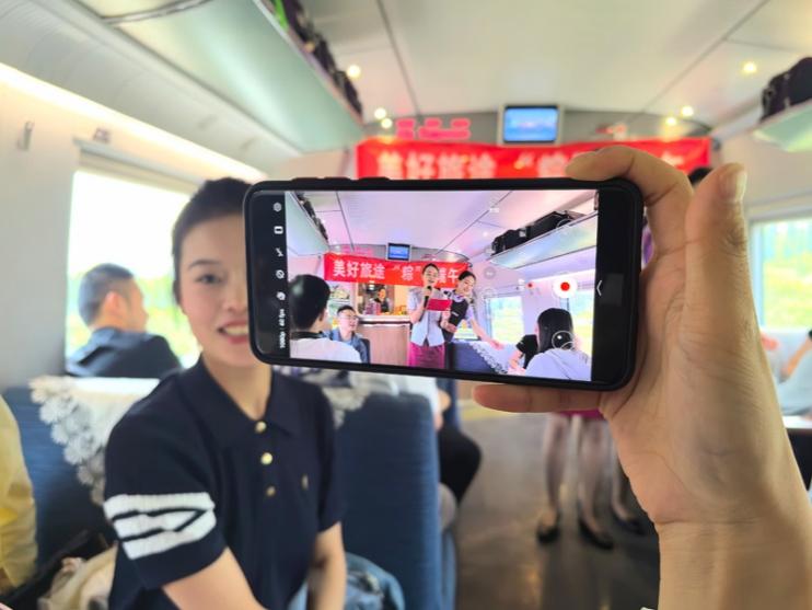 在活動(dòng)中，旅客紛紛舉起手機(jī)拍攝。顏笑攝