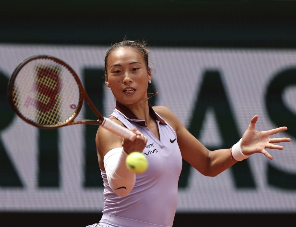 6月1日，鄭欽文在比賽中回球。新華社記者 李京 攝