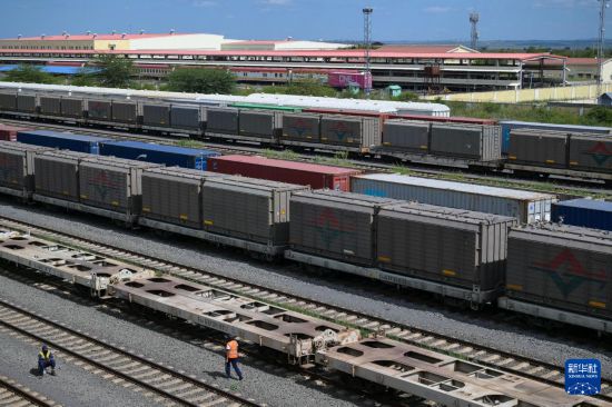 5月31日，在蒙內(nèi)鐵路內(nèi)羅畢站到發(fā)場(chǎng)，鐵路工人在鐵道旁巡檢。新華社記者 楊光 攝