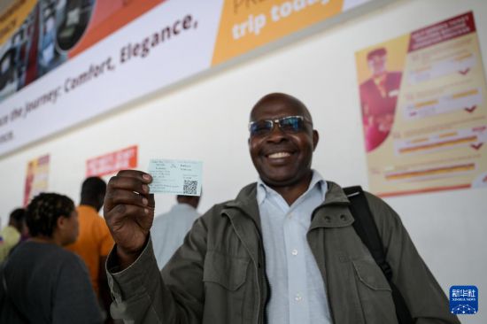5月31日，在蒙內(nèi)鐵路內(nèi)羅畢站，一名前往蒙巴薩的乘客展示車(chē)票。新華社記者 楊光 攝