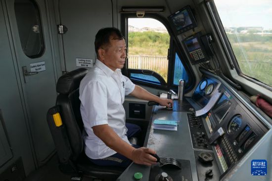 5月31日，在蒙內(nèi)鐵路內(nèi)羅畢站，機(jī)車(chē)駕駛員蔣立平在即將開(kāi)往蒙巴薩的E2次列車(chē)上進(jìn)行準(zhǔn)備工作。新華社記者 楊光 攝